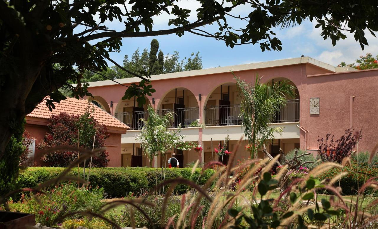 Shaar Hagolan Kibbutz Country Lodging Bagian luar foto