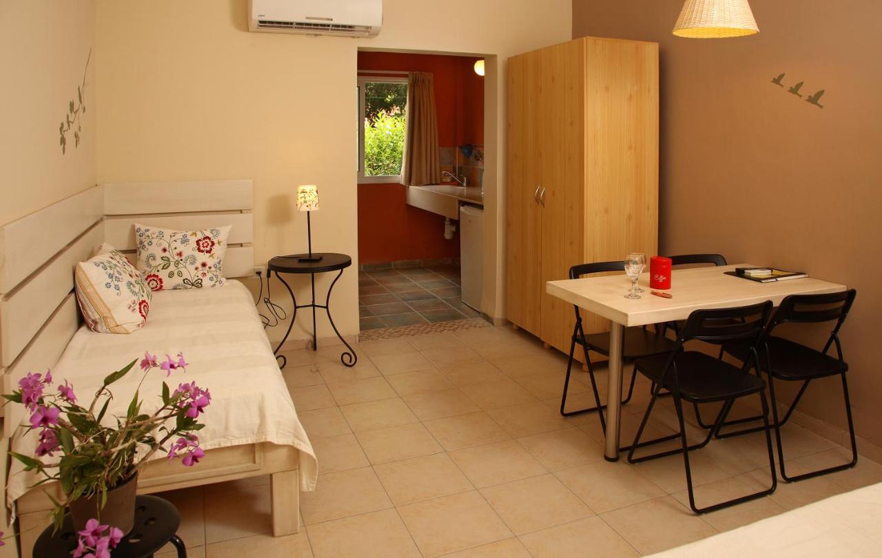 Shaar Hagolan Kibbutz Country Lodging Bagian luar foto