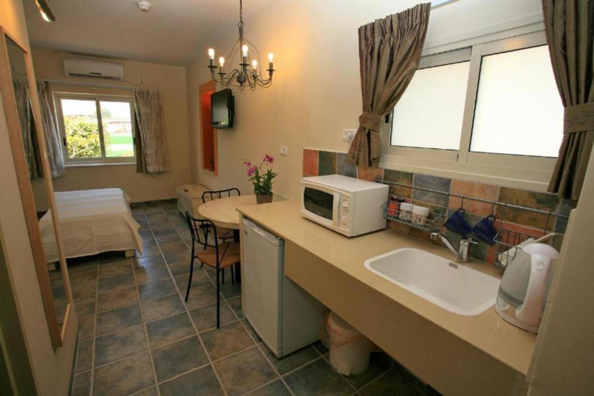 Shaar Hagolan Kibbutz Country Lodging Bagian luar foto