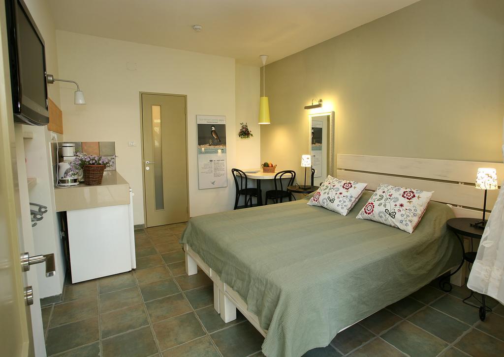 Shaar Hagolan Kibbutz Country Lodging Bagian luar foto