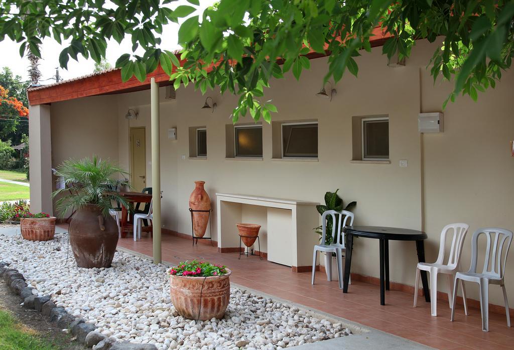 Shaar Hagolan Kibbutz Country Lodging Bagian luar foto