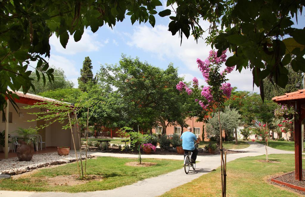 Shaar Hagolan Kibbutz Country Lodging Bagian luar foto