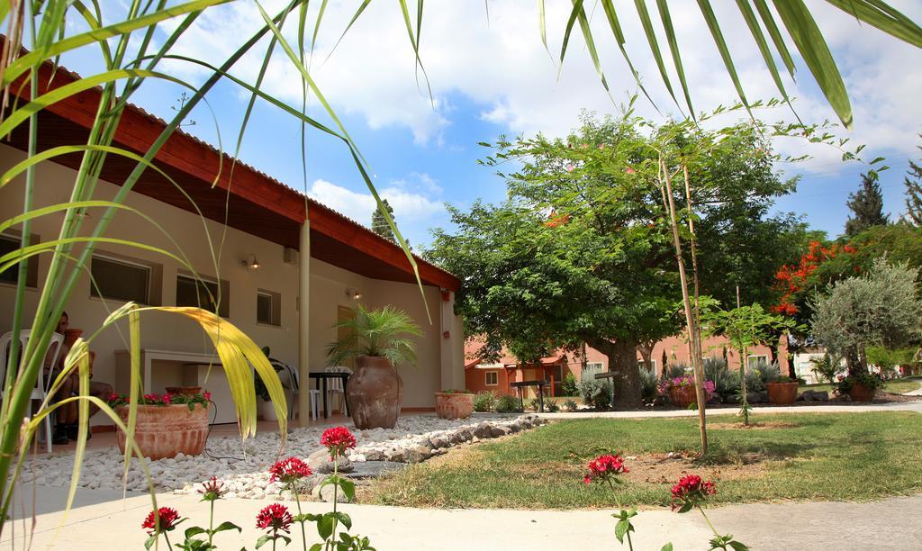 Shaar Hagolan Kibbutz Country Lodging Bagian luar foto