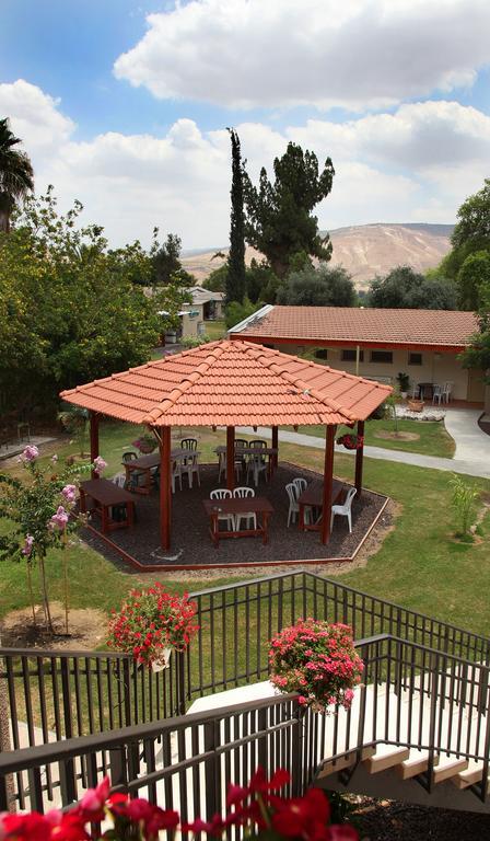 Shaar Hagolan Kibbutz Country Lodging Bagian luar foto