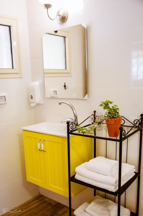 Shaar Hagolan Kibbutz Country Lodging Bagian luar foto
